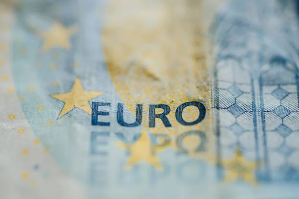 EUR/USD Stabilizes Near 1.1234 as Markets Brace for Fed Minutes Amid Geopolitical and Bond Market Pressures