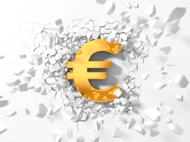 Euro Plunges to Multi-Month Lows Amid Mounting French Debt Crisis and Political Instability